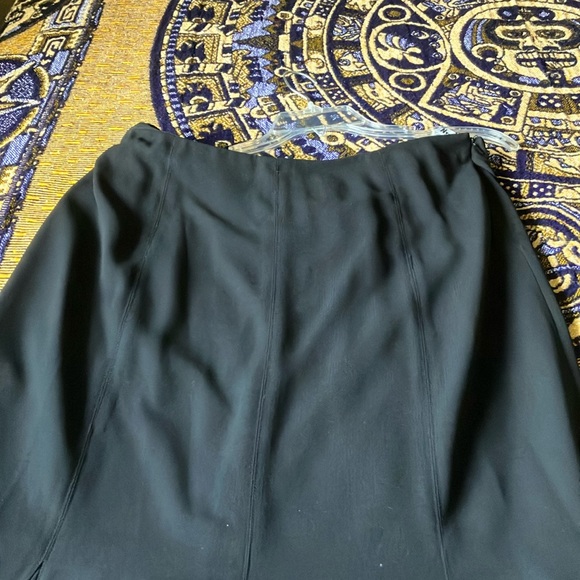 Black Tulip Skirt - nice shape! - Picture 3 of 4